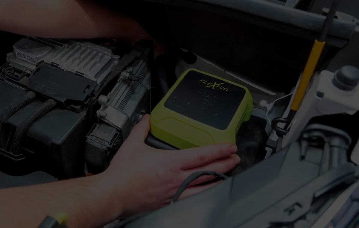 Véritable boîtier FlexFuel Energy Development présenté dans un compartiment moteur
