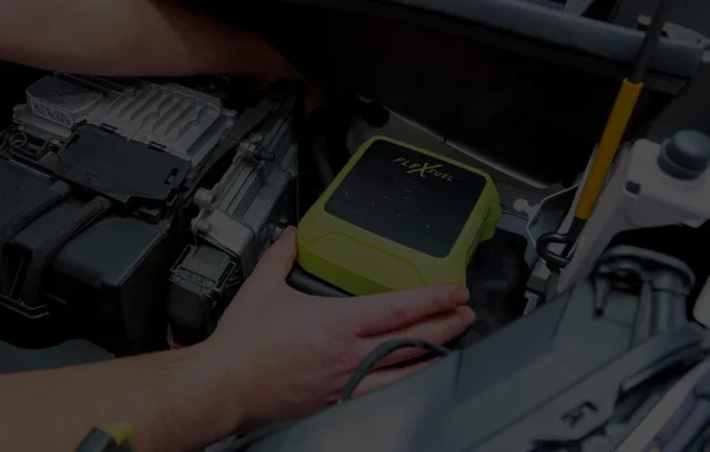 Boîtier FlexFuel E85 dans un compartiment moteur
