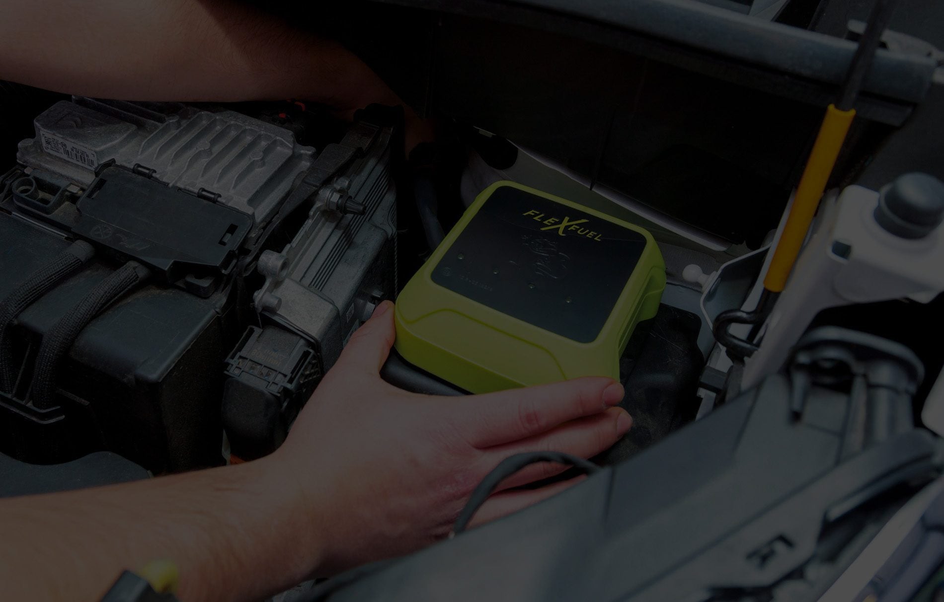 Boîtier officiel FlexFuel Energy Development dans un compartiment moteur